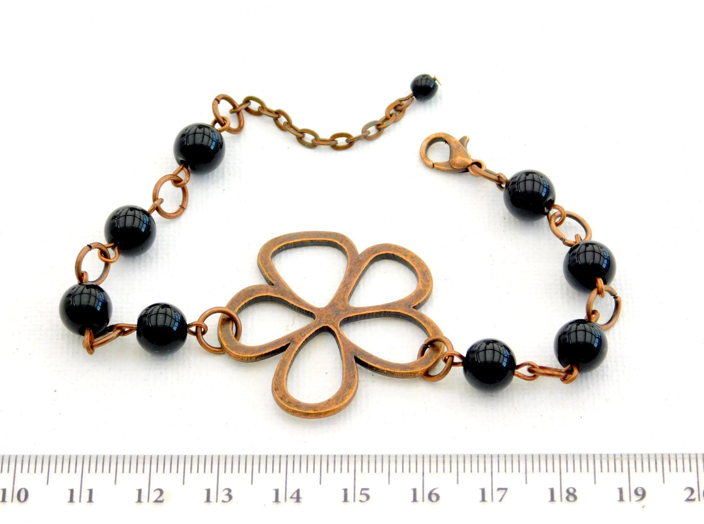 Kupferfarbene Armband mit Blumenmotiv und Jadeperlen