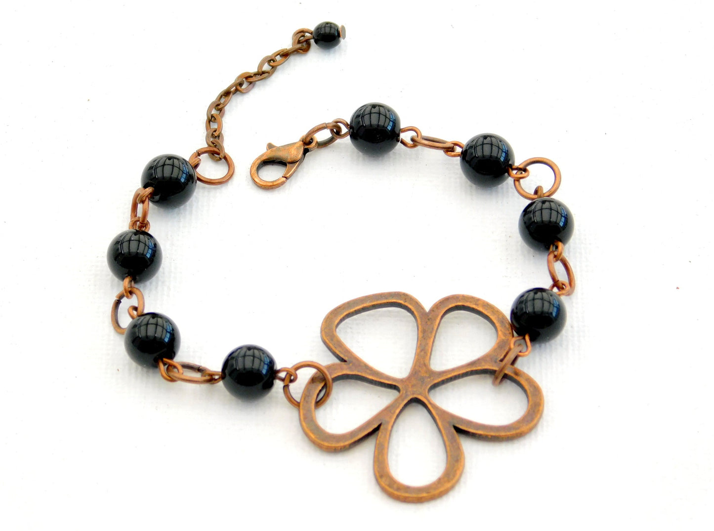 Kupferfarbene Armband mit Blumenmotiv und Jadeperlen