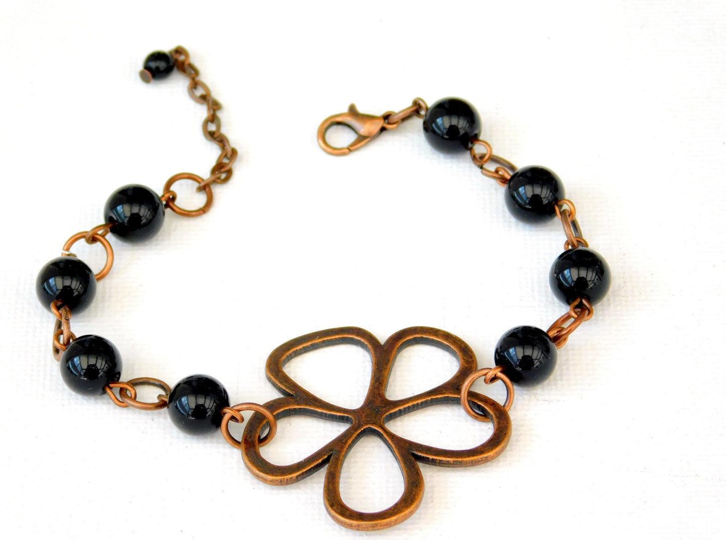 Kupferfarbene Armband mit Blumenmotiv und Jadeperlen