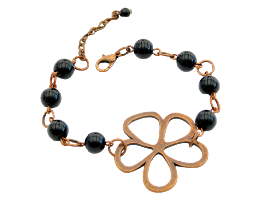 Kupferfarbene Armband mit Blumenmotiv und Jadeperlen