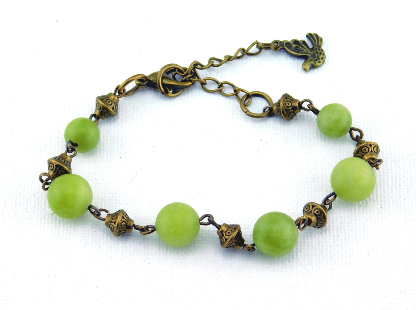 Bronzefarbenes Armband "Helena" für Damen mit grünen Jadeperlen