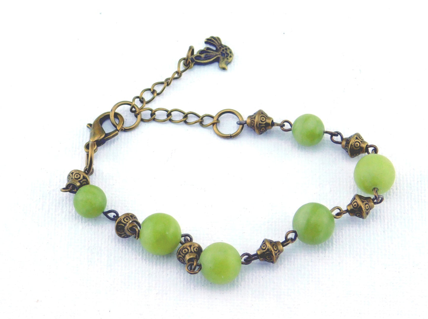 Bronzefarbenes Armband "Helena" für Damen mit grünen Jadeperlen