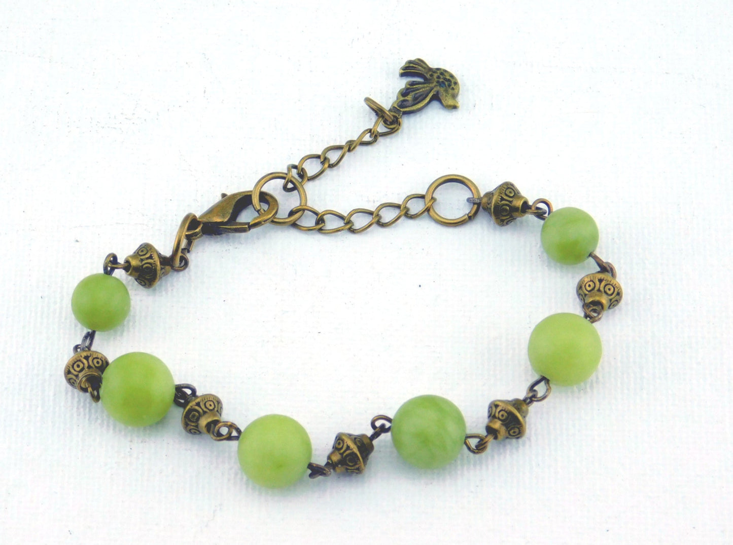 Bronzefarbenes Armband "Helena" für Damen mit grünen Jadeperlen