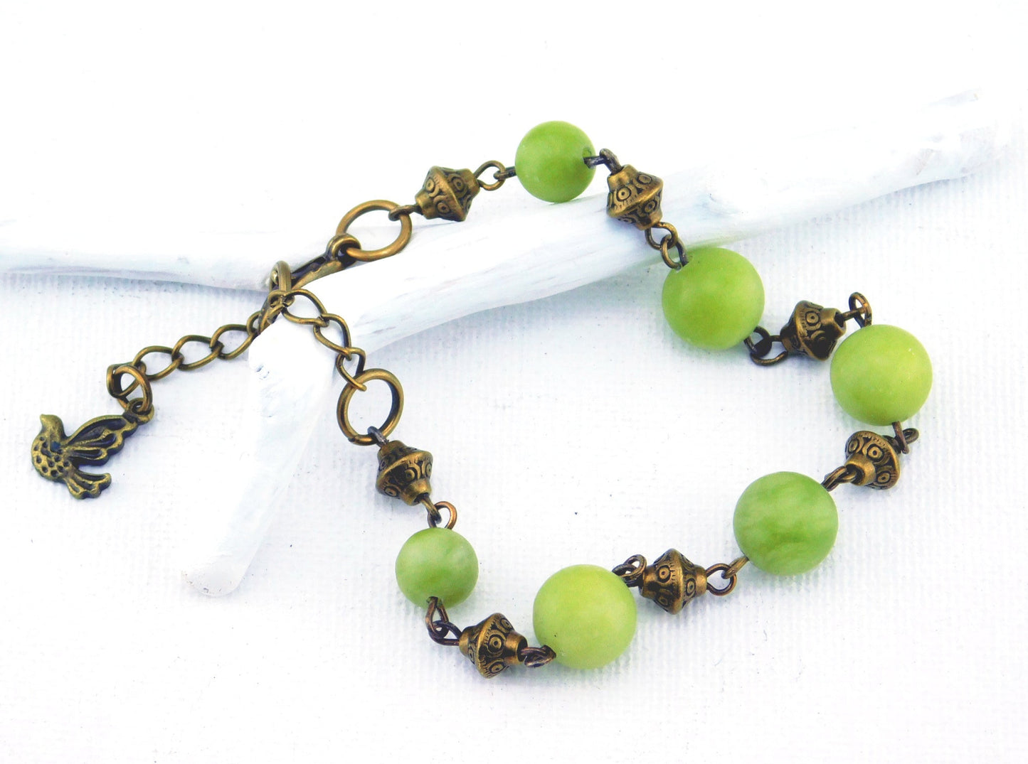 Bronzefarbenes Armband "Helena" für Damen mit grünen Jadeperlen