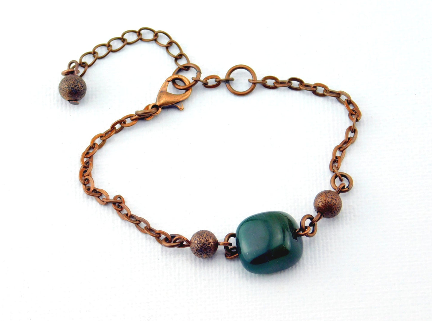 Kupferfarbenes Armband mit einem grünen Achatstein