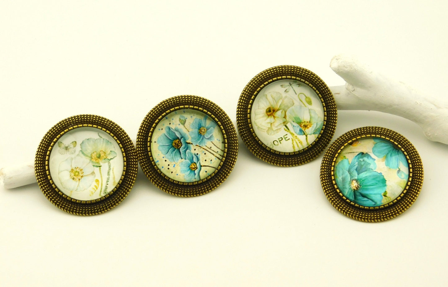 Zeitlose Brosche mit Sommerblumen