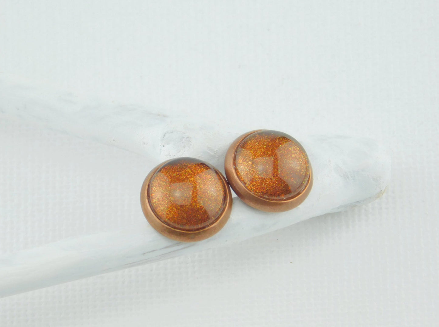 Kupferfarbene Ohrstecker
