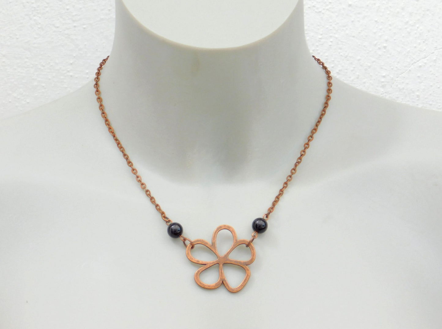 Halskette mit Blumenmotiv in Kupferfarbe