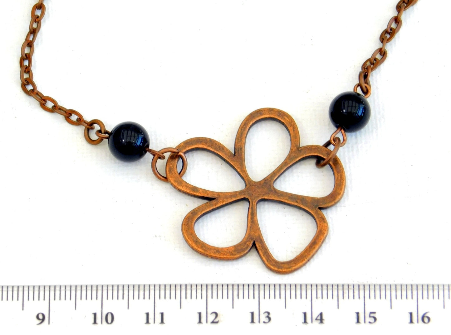 Halskette mit Blumenmotiv in Kupferfarbe