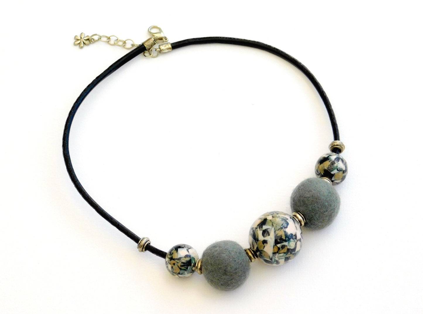 Kurze Kette auf Lederband