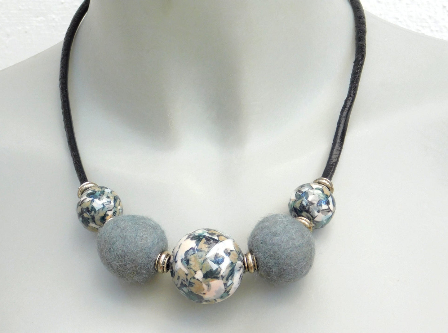 Kurze Kette auf Lederband