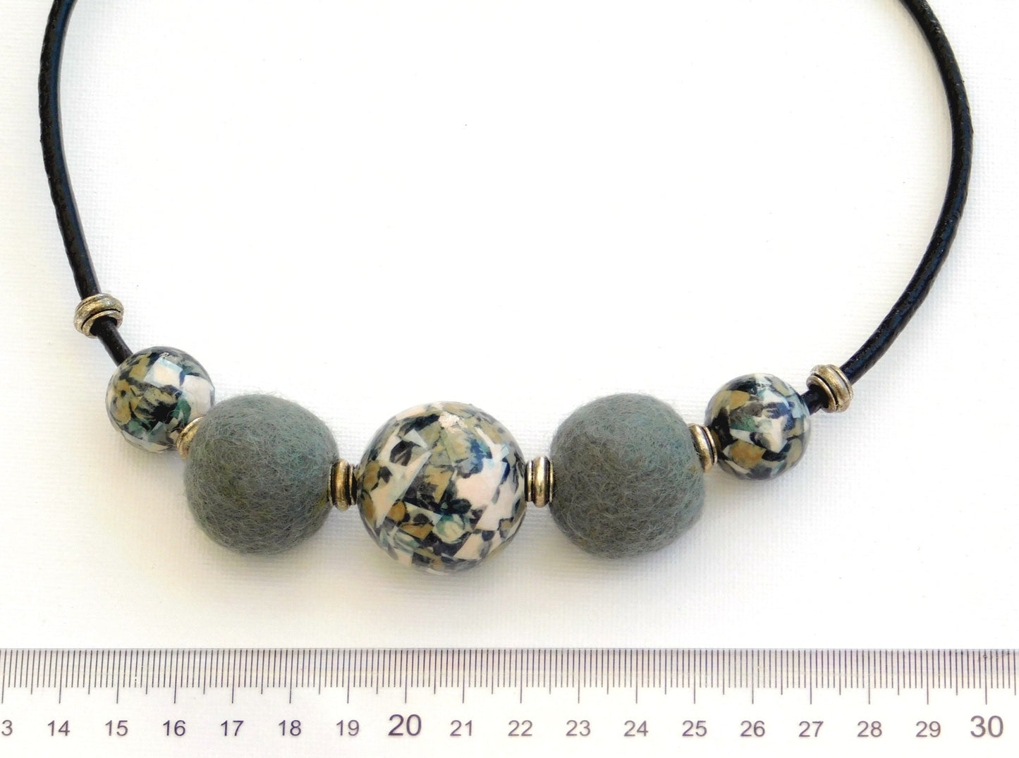 Kurze Kette auf Lederband