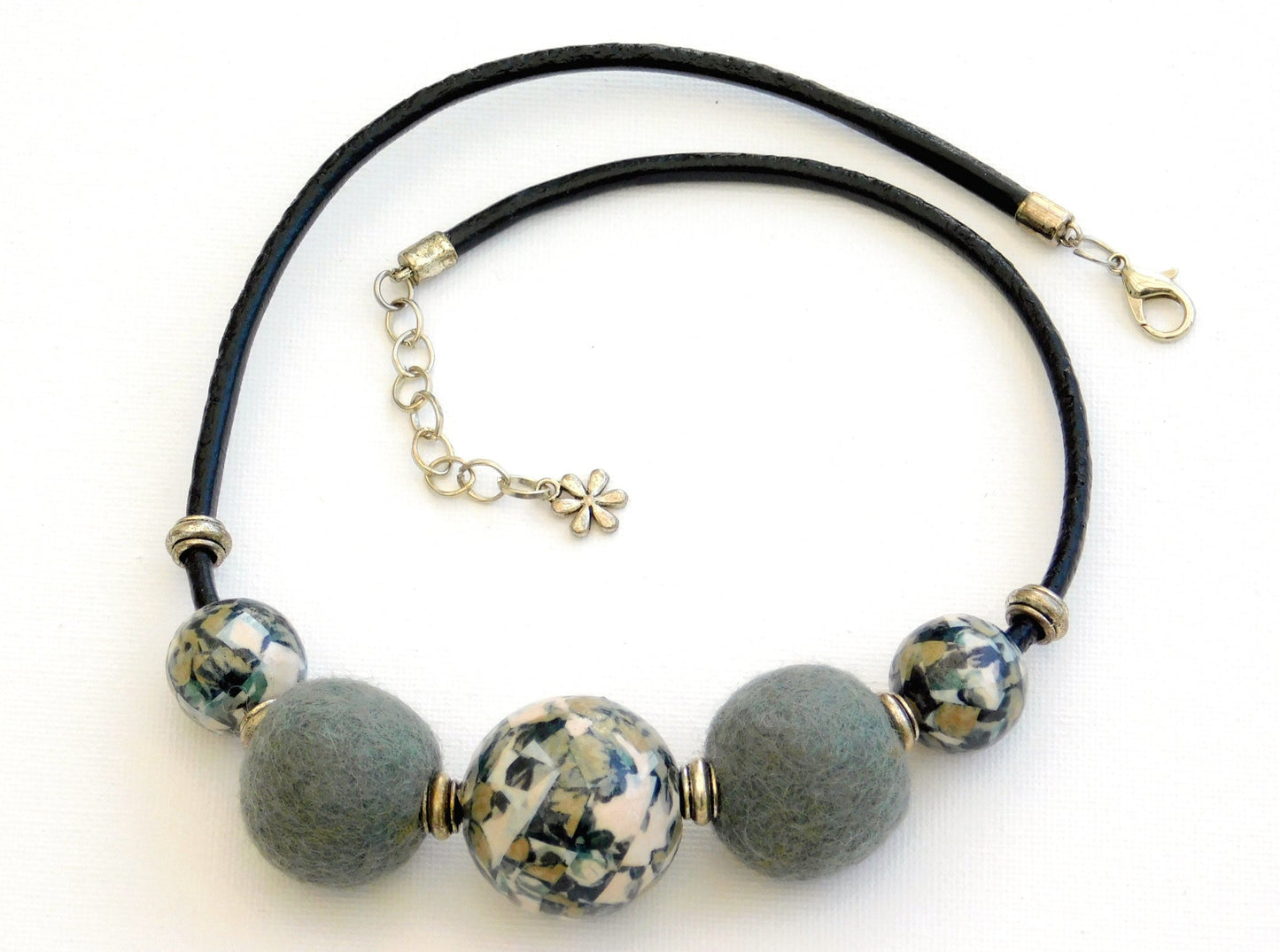 Kurze Kette auf Lederband