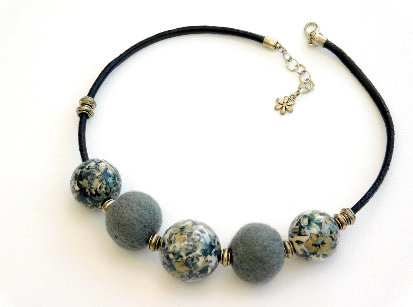 Kurze Kette auf Lederband