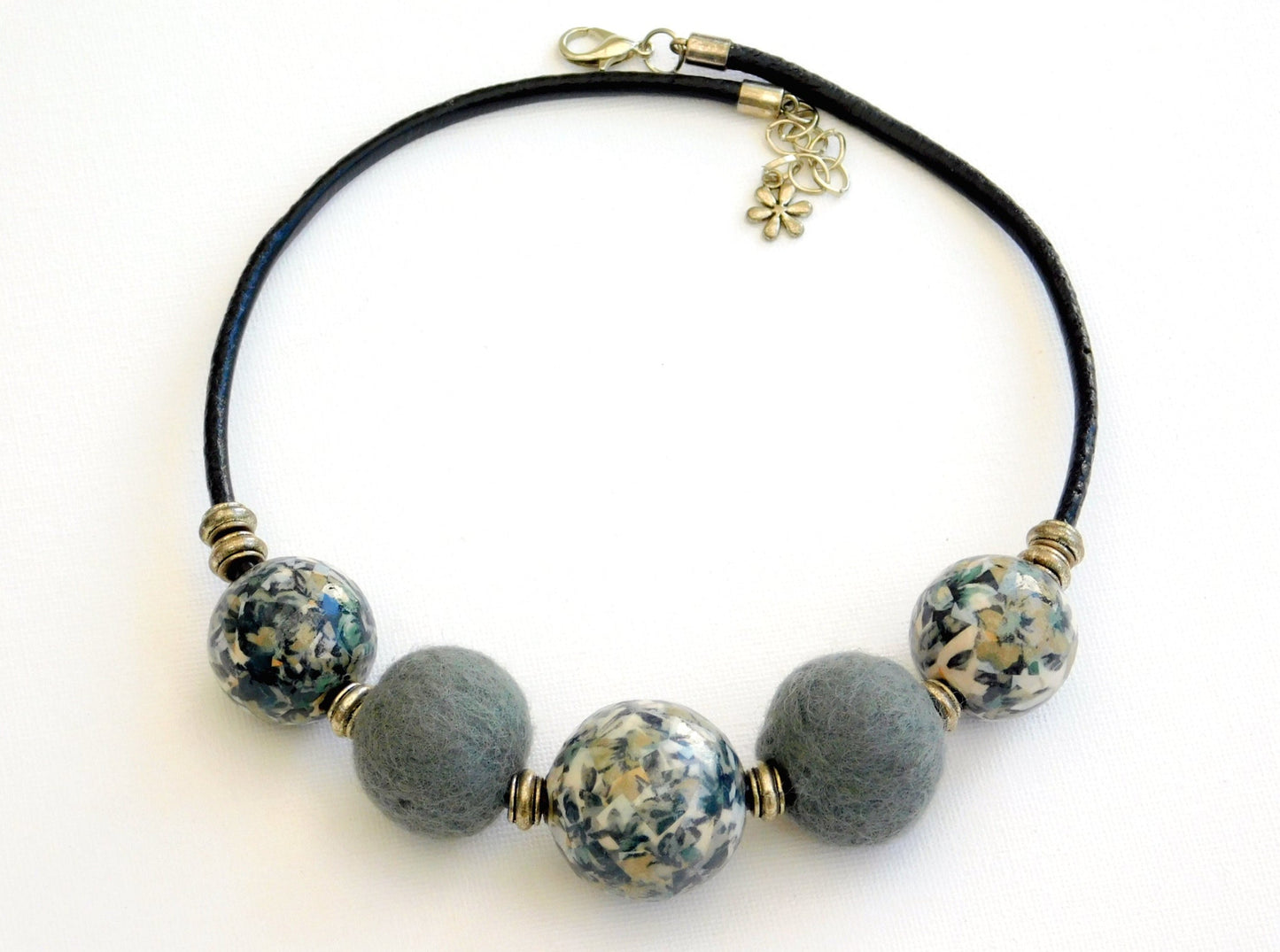 Kurze Kette auf Lederband