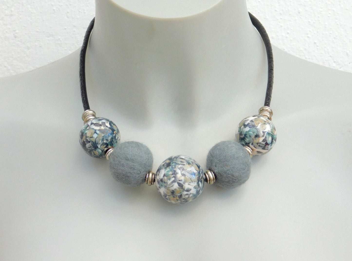 Kurze Kette auf Lederband