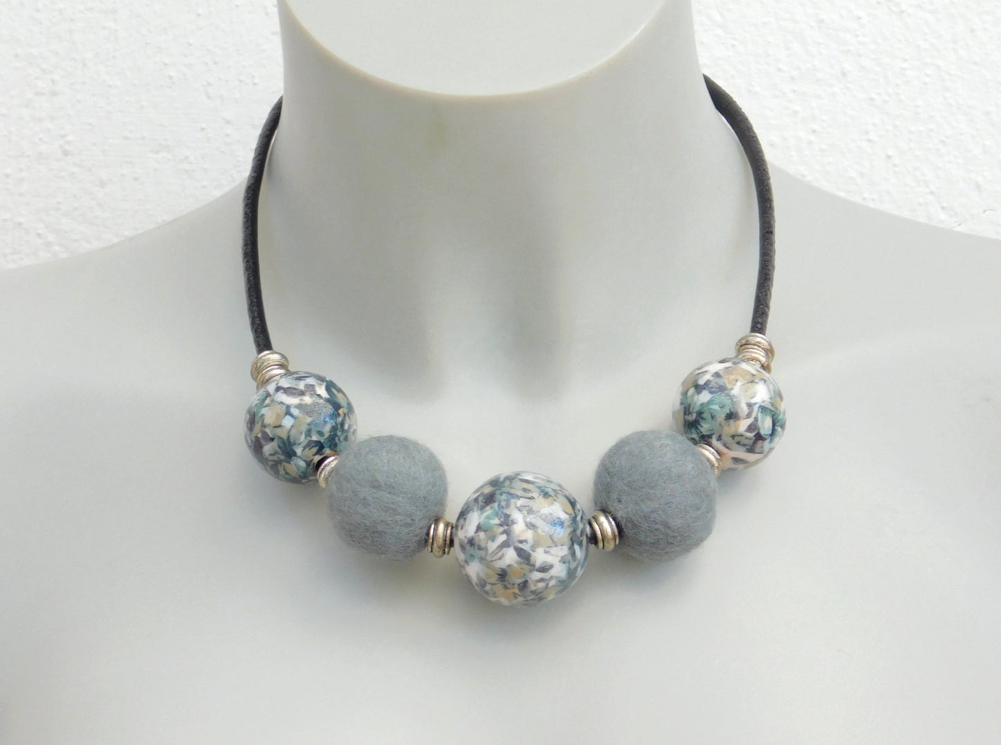 Kurze Kette auf Lederband