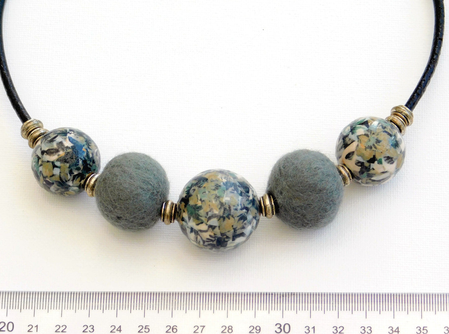 Kurze Kette auf Lederband