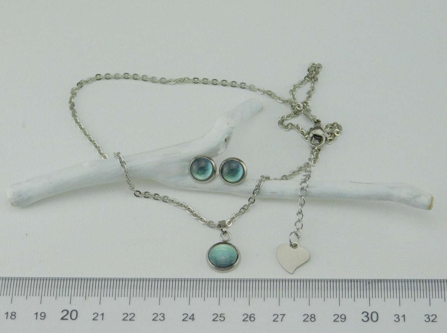 Kurze Edelstahlkette und Ohrstecker im Set