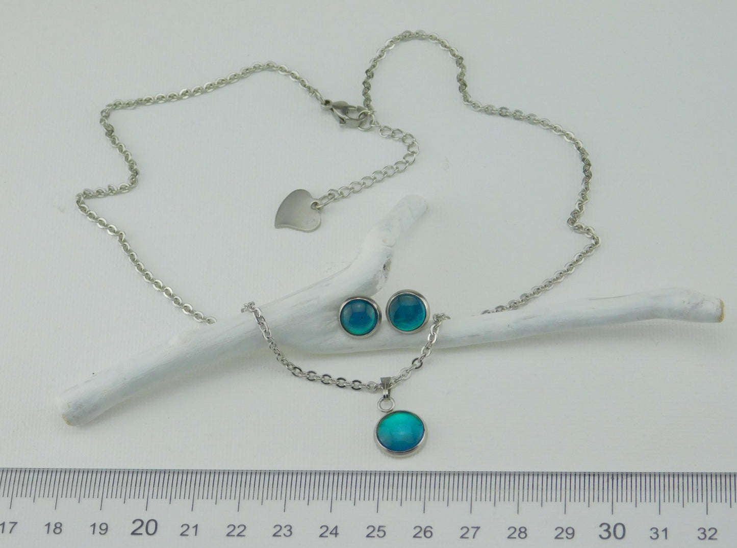 Kurze Edelstahlkette und Ohrstecker im Set