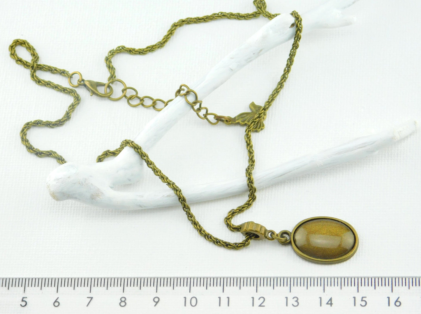 Kurze Kette mit einem ovalen Glas-Cabochon
