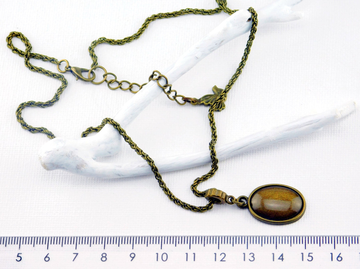 Kurze Kette mit einem ovalen Glas-Cabochon
