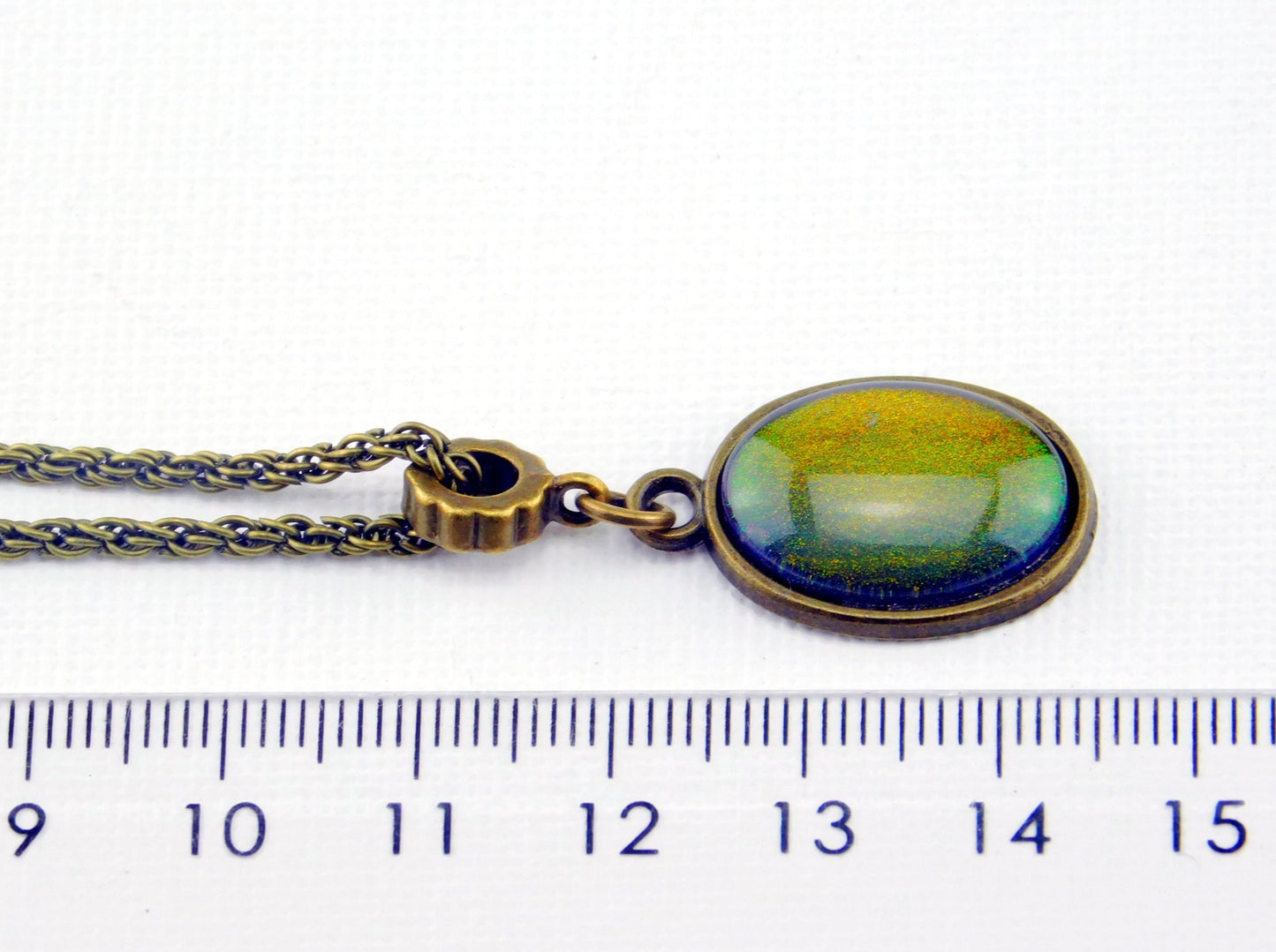 Kurze Kette mit einem ovalen Glas-Cabochon