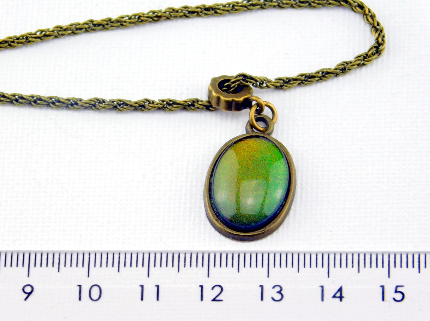 Kurze Kette mit einem ovalen Glas-Cabochon