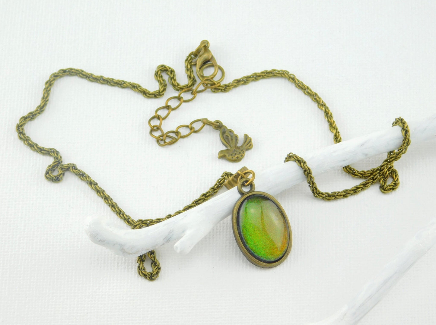 Kurze Kette mit einem ovalen Glas-Cabochon