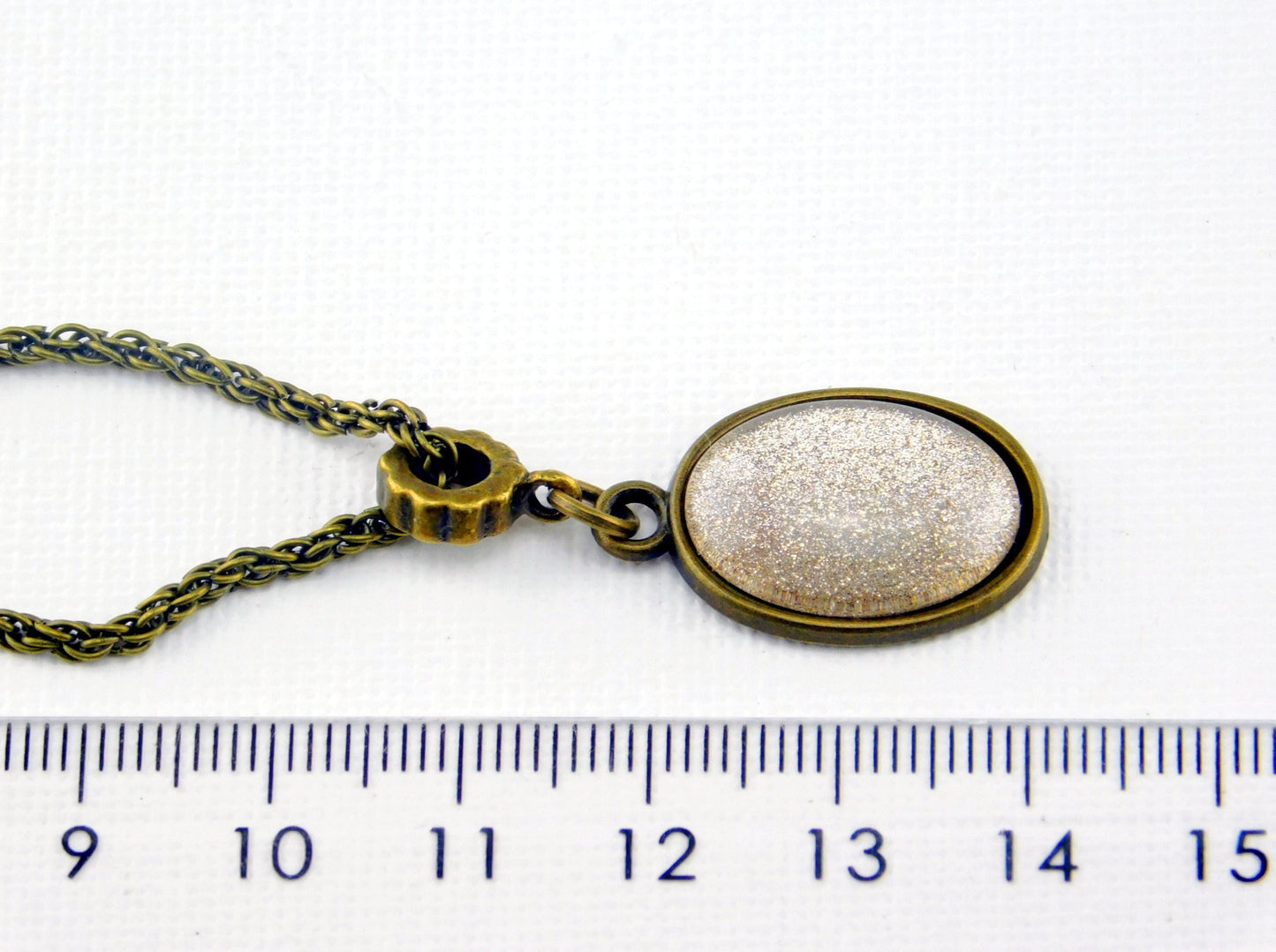 Kurze Kette mit einem ovalen Glas-Cabochon