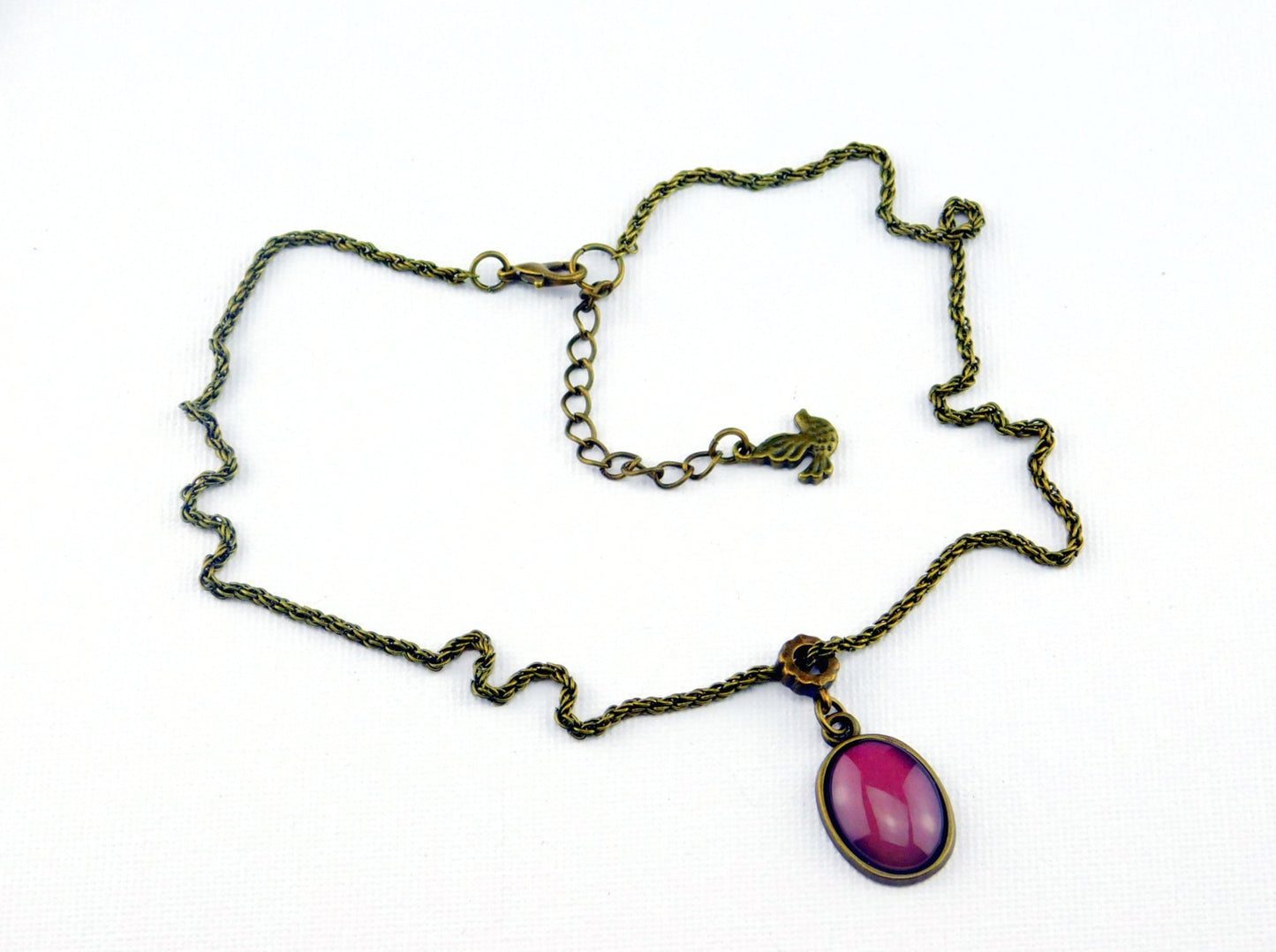 Kurze Kette mit einem ovalen Glas-Cabochon