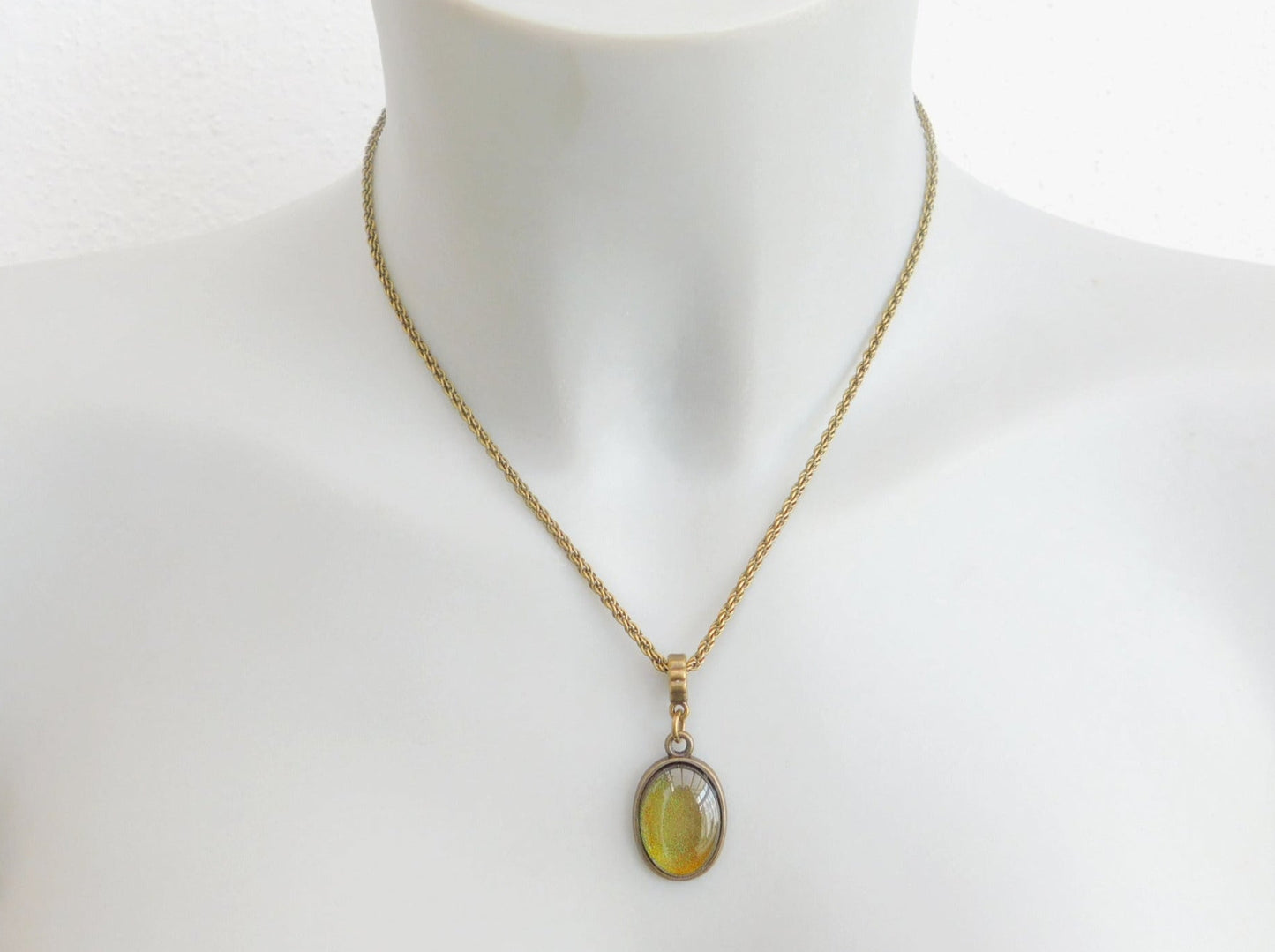 Kurze Kette mit einem ovalen Glas-Cabochon