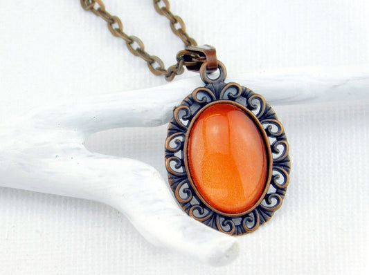 Kurze Halskette im Barockstil.