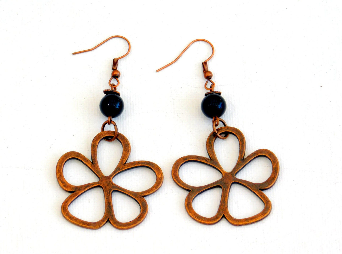 Kupferfarbene Ohrringe mit Blumenmotiv