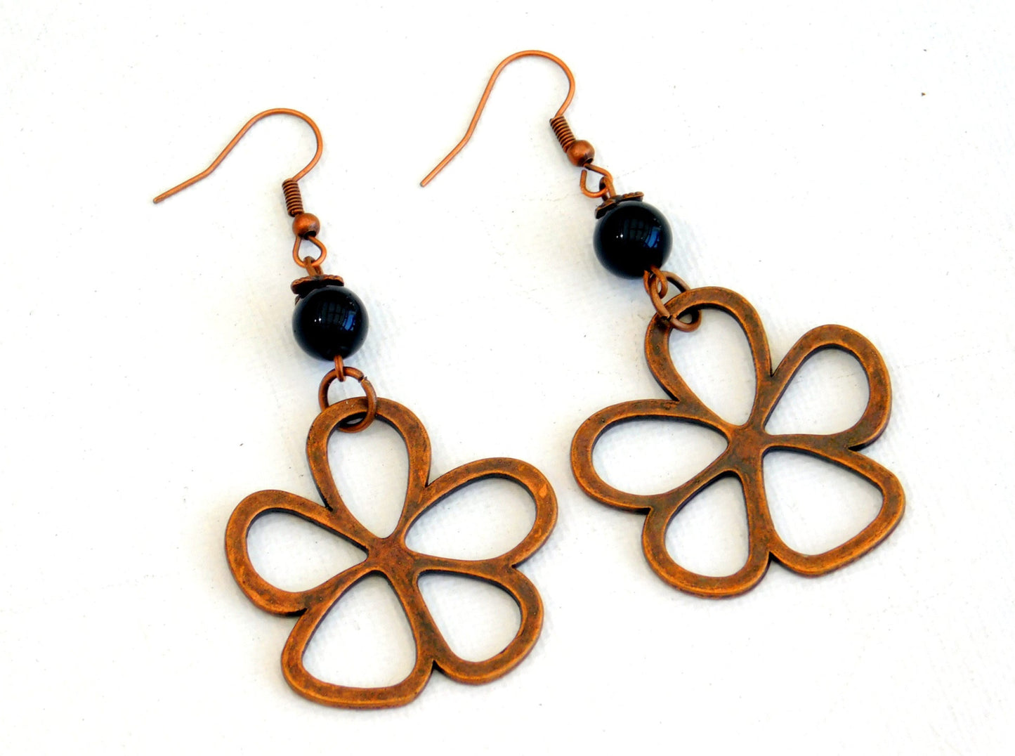 Kupferfarbene Ohrringe mit Blumenmotiv