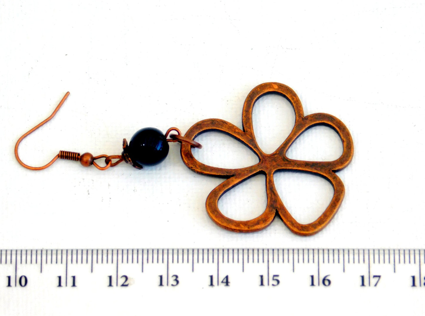 Kupferfarbene Ohrringe mit Blumenmotiv