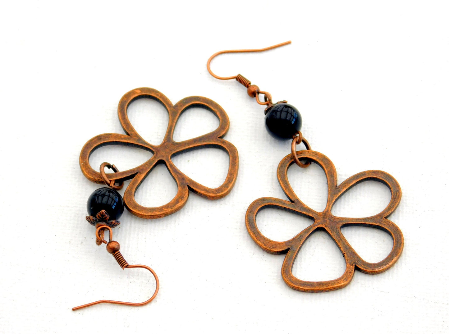 Kupferfarbene Ohrringe mit Blumenmotiv
