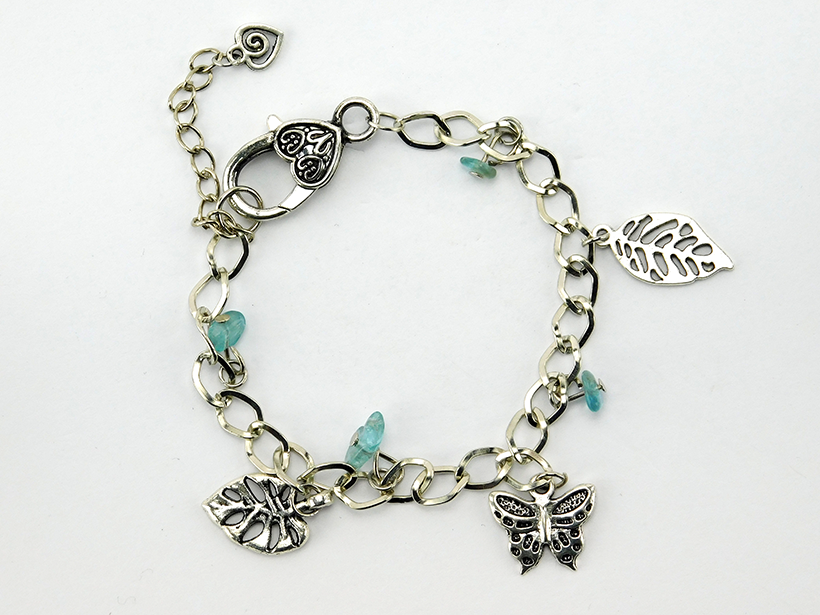 Bettelarmband in silberner Farbe Cyan und kleinen Anhängern in Eisblau