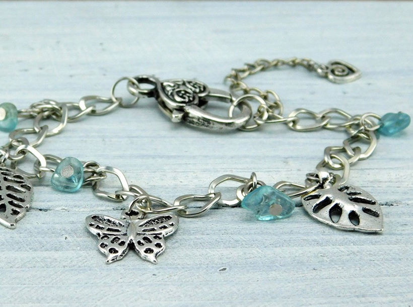 Bettelarmband in silberner Farbe Cyan und kleinen Anhängern in Eisblau