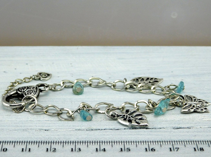 Bettelarmband in silberner Farbe Cyan und kleinen Anhängern in Eisblau