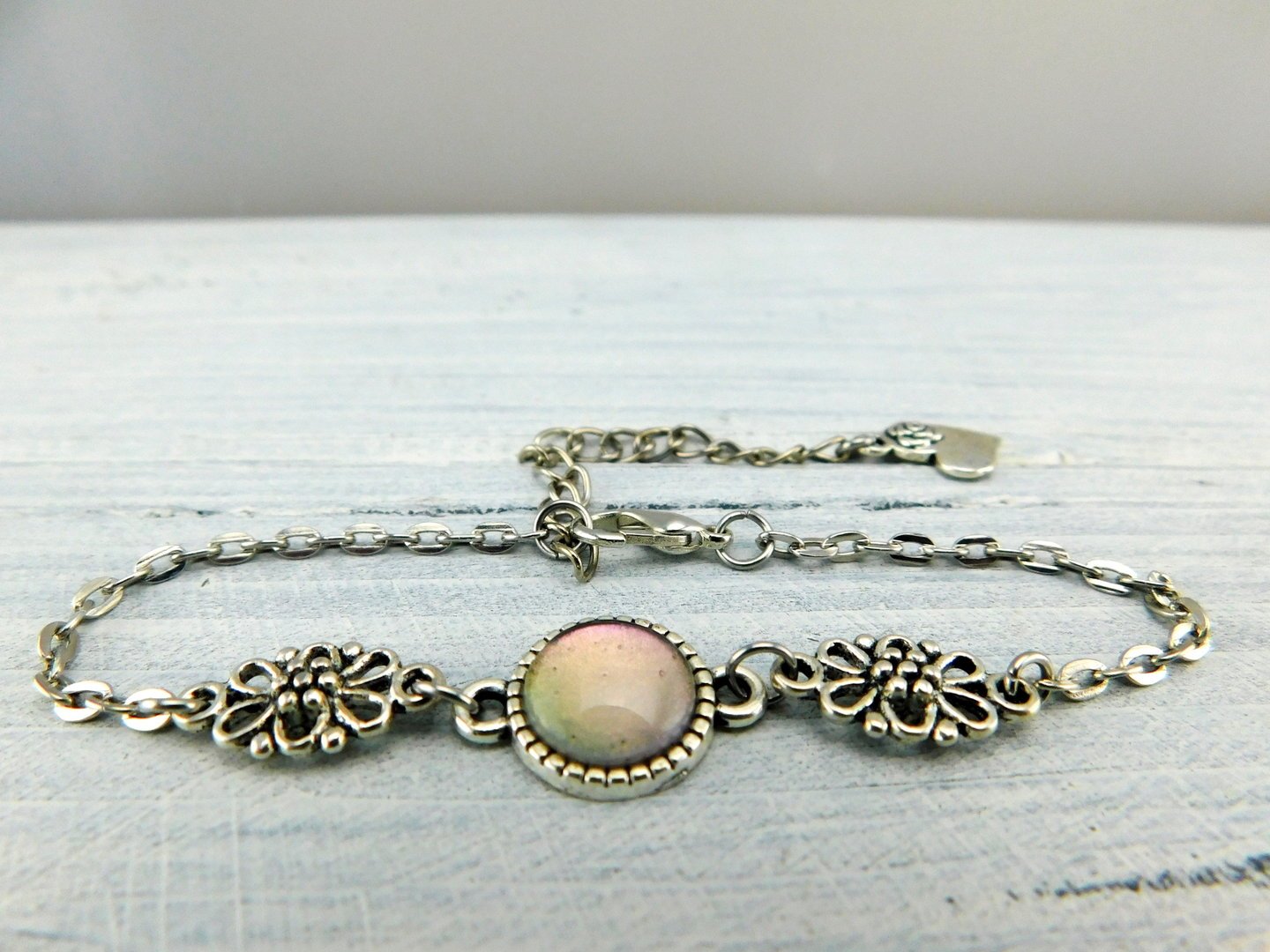 zartes silberfarbenes Armband mit Glasstein