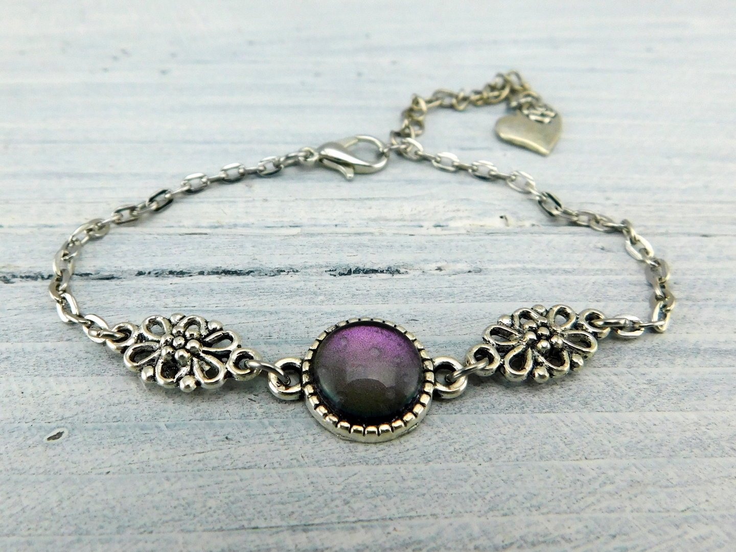zartes silberfarbenes Armband mit Glasstein