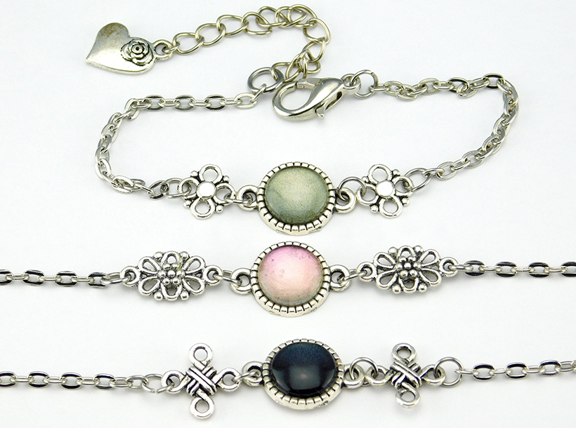zartes silberfarbenes Armband mit Glasstein