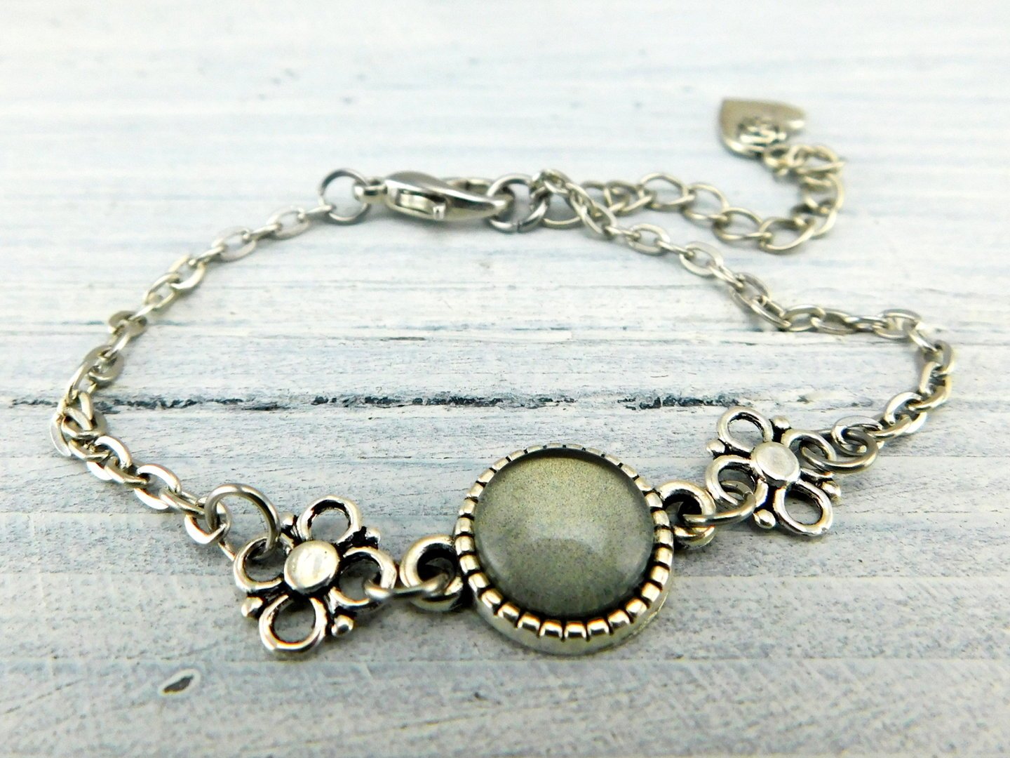 zartes silberfarbenes Armband mit Glasstein