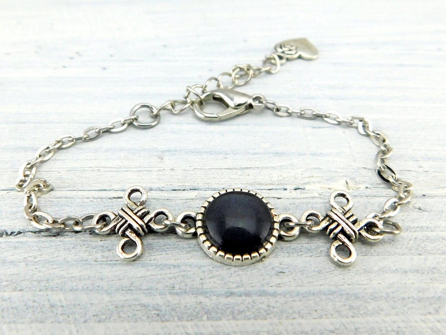 zartes silberfarbenes Armband mit Glasstein