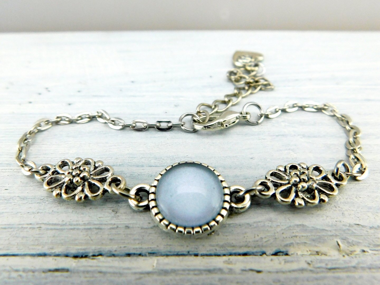 zartes silberfarbenes Armband mit Glasstein