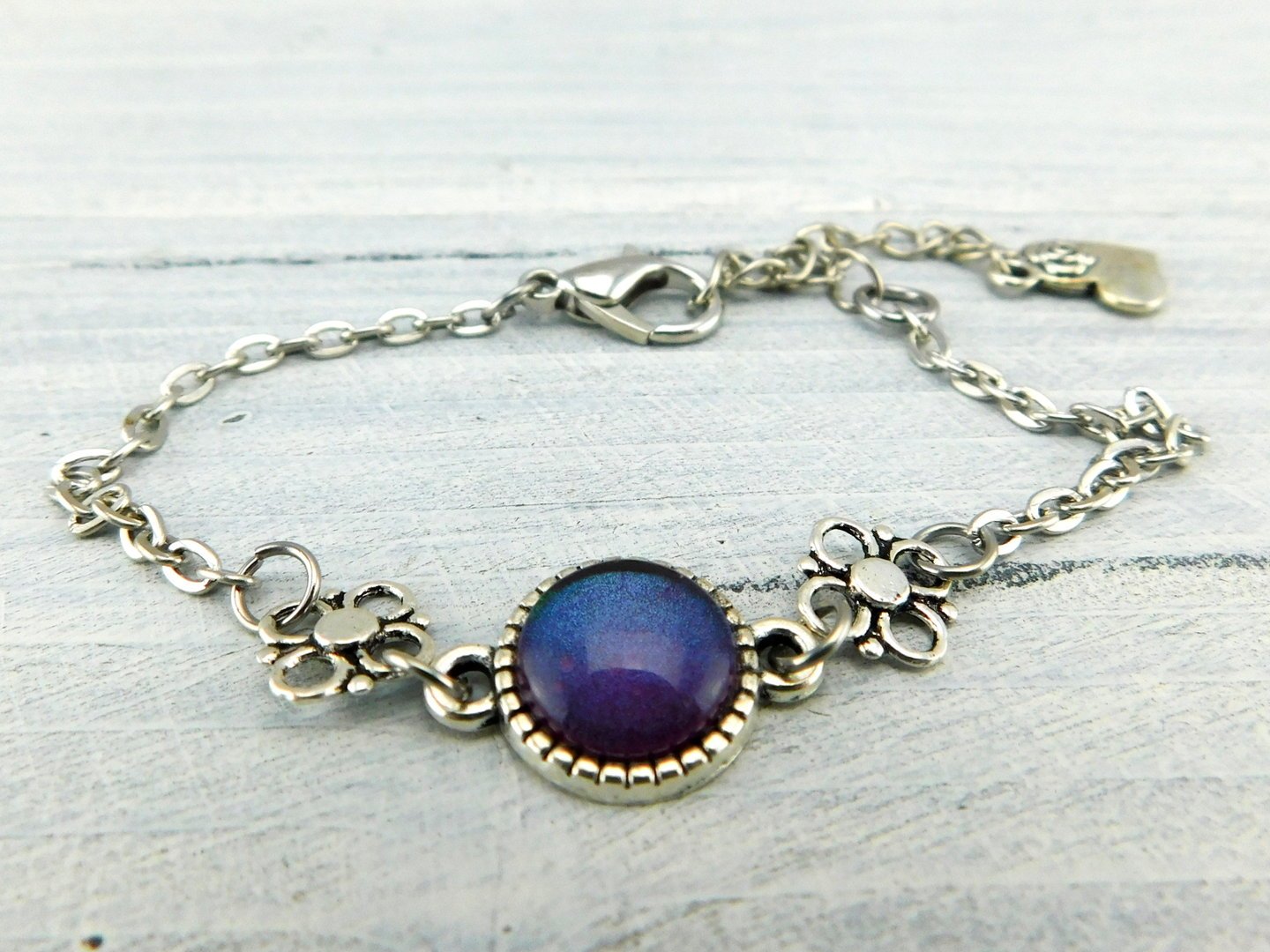 zartes silberfarbenes Armband mit Glasstein