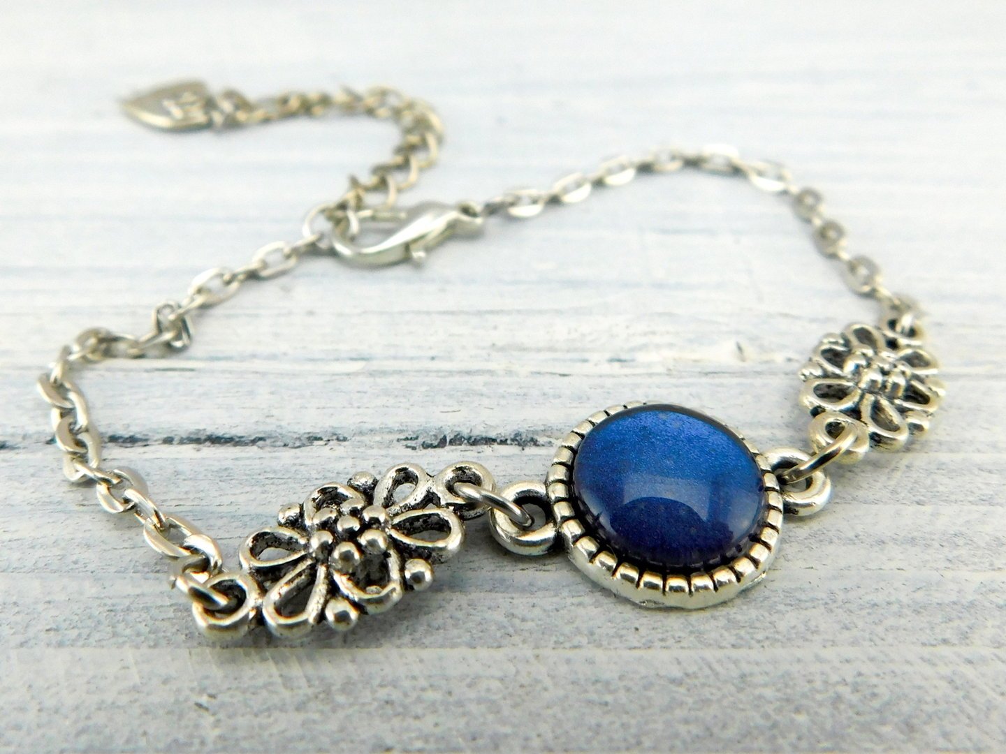 zartes silberfarbenes Armband mit Glasstein