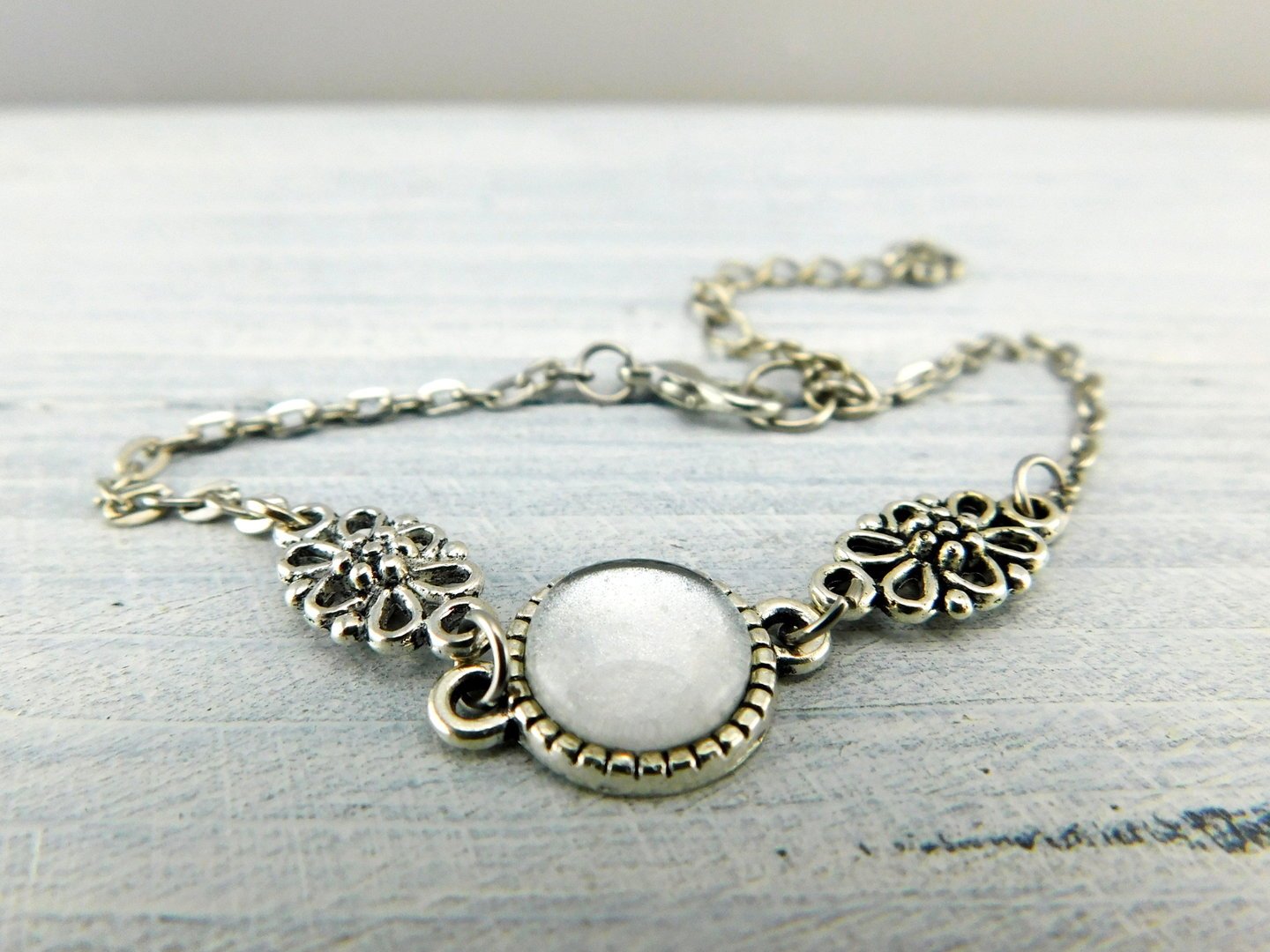 zartes silberfarbenes Armband mit Glasstein