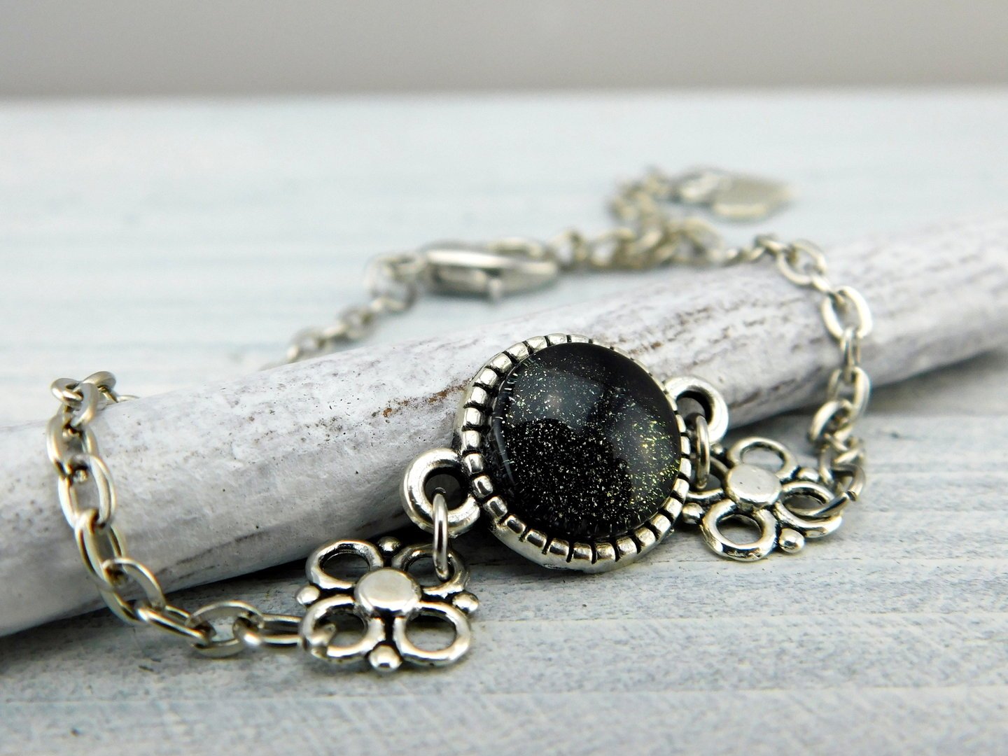 zartes silberfarbenes Armband mit Glasstein